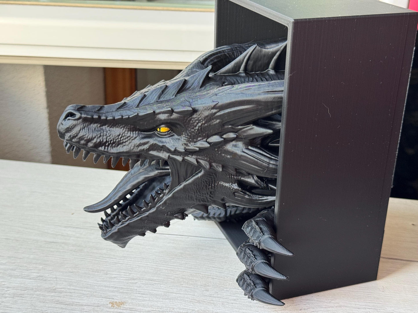 Wyvern feroz emergiendo entre libros - Versión pintada a mano