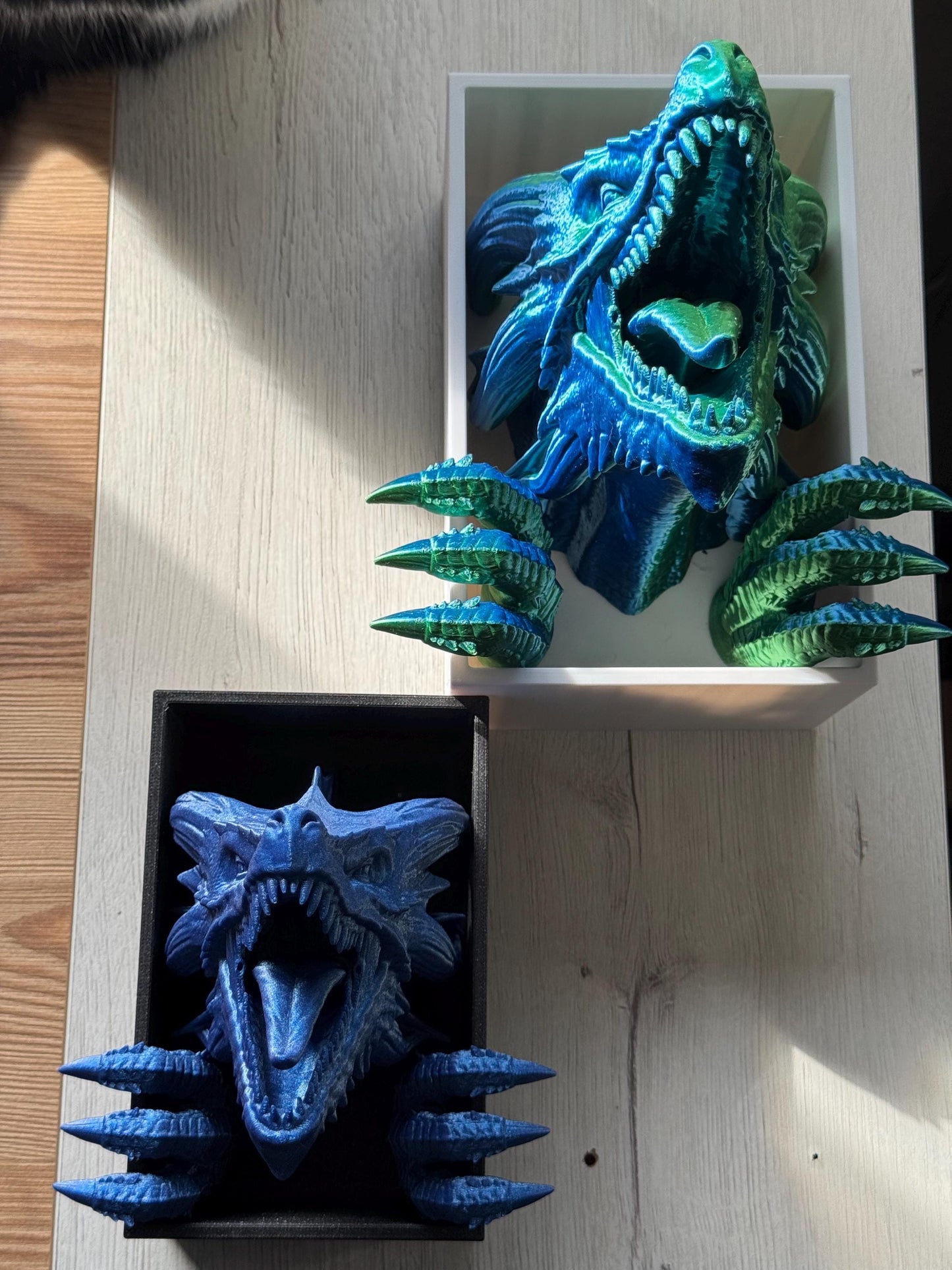 Sujetalibros de dragón: un feroz wyvern emerge entre los libros