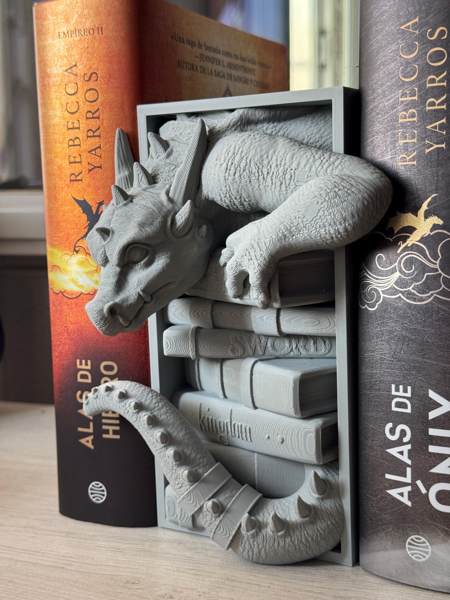 Sujetalibros Bebé Dragón –Decoración fantástica | Regalo para lectores | Decoración Fantástica para Librería | Dragón pintado a mano
