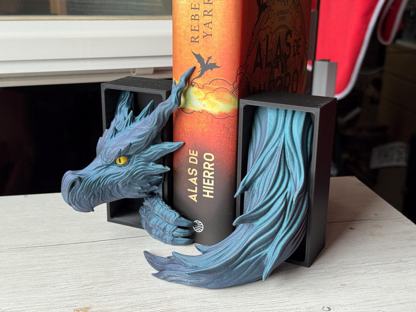 Sujetalibros Dragón de Sombra Feroz – Decoración de fantasía para estanterías | Tamaños mediano y grande | Regalo de dragón para amantes de la lectura