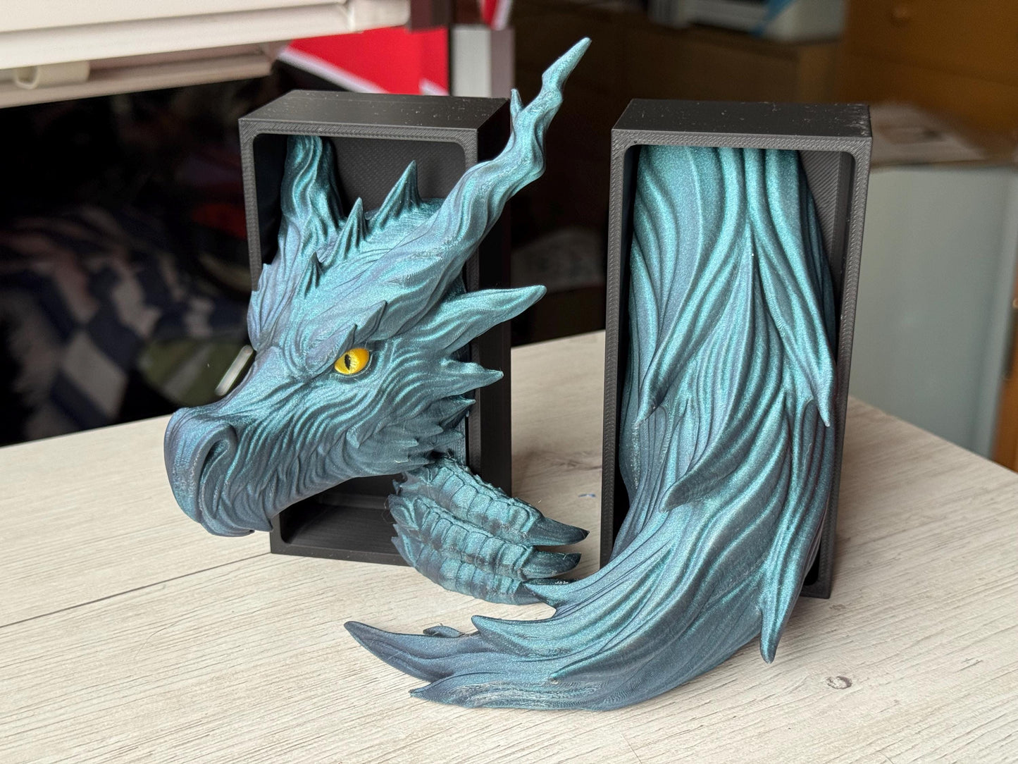 Sujetalibros Dragón de Sombra Feroz – Decoración de fantasía para estanterías | Tamaños mediano y grande | Regalo de dragón para amantes de la lectura