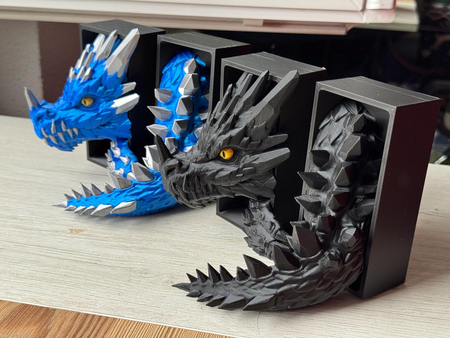 Sujetalibros de Dragón de Cristal Feroz – Decoración de fantasía para estanterías | Tamaños mediano y grande | Regalo de dragón para amantes de la lectura