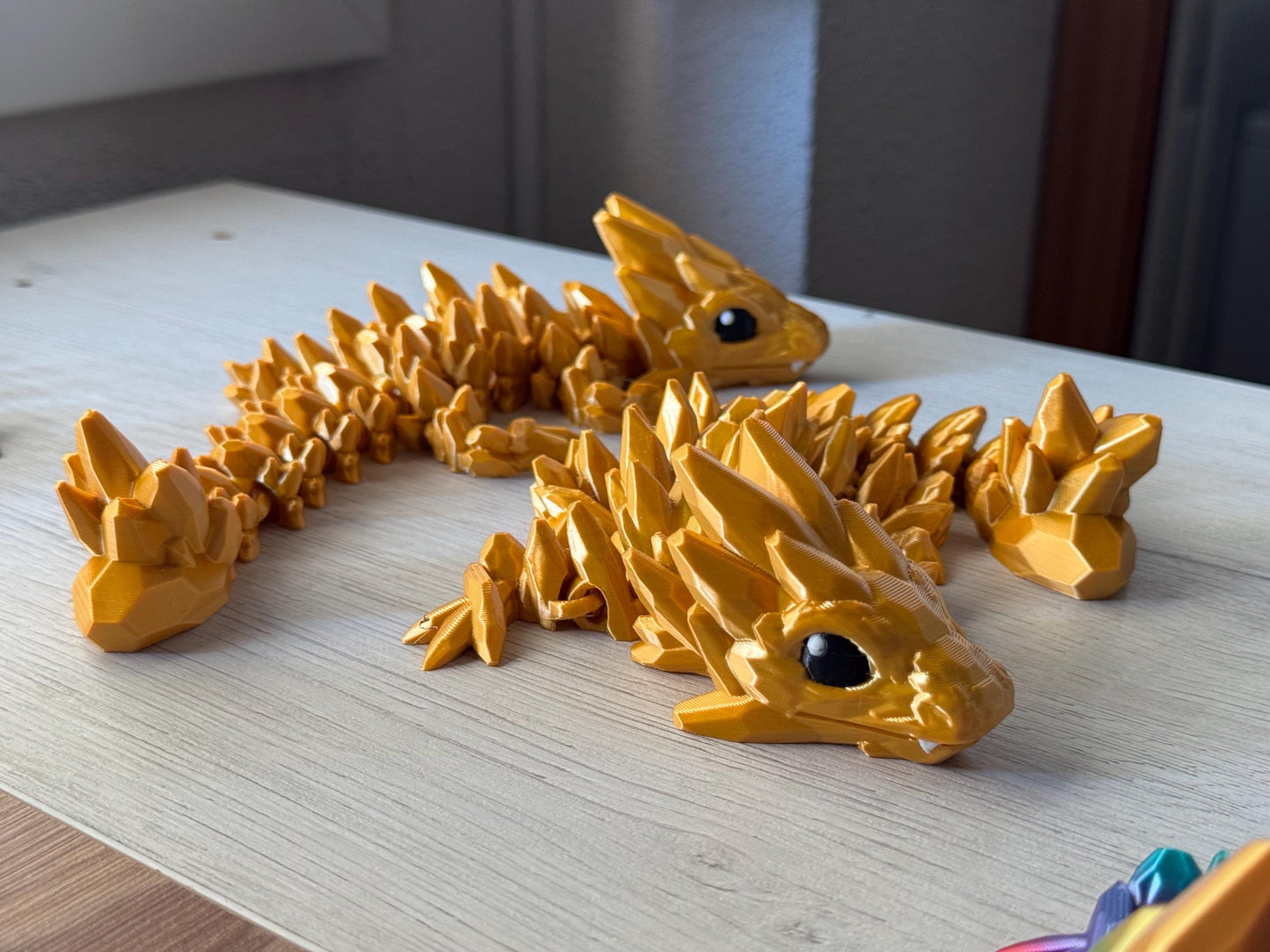 Bebé dragón de gemas articulado - regalo para amantes de los dragones, dragón impreso, figuras para escritorio