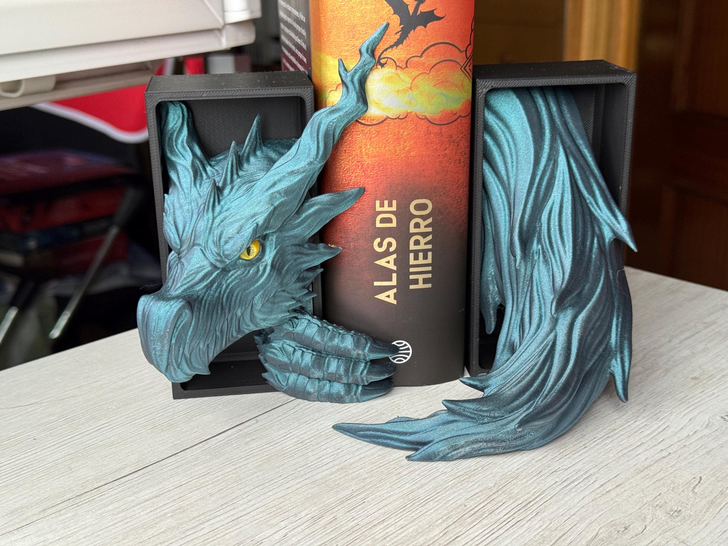 Sujetalibros Dragón de Sombra Feroz – Decoración de fantasía para estanterías | Tamaños mediano y grande | Regalo de dragón para amantes de la lectura