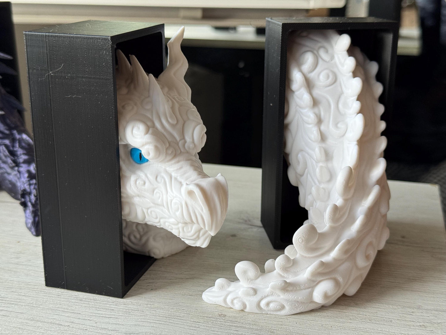 Sujetalibros Dragón Nube Feroz – Decoración de fantasía para estanterías | Tamaños mediano y grande | Regalo de dragón para amantes de la lectura