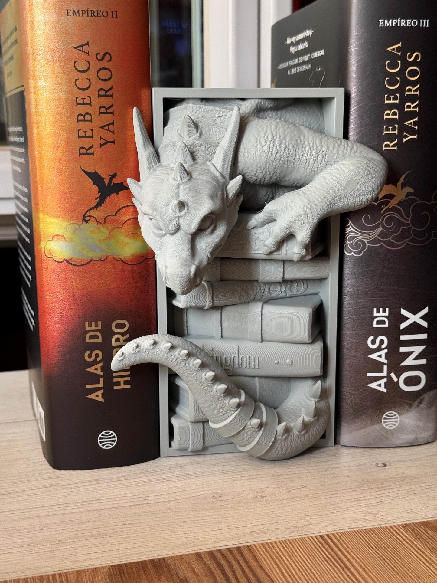 Sujetalibros Bebé Dragón –Decoración fantástica | Regalo para lectores | Decoración Fantástica para Librería | Dragón pintado a mano
