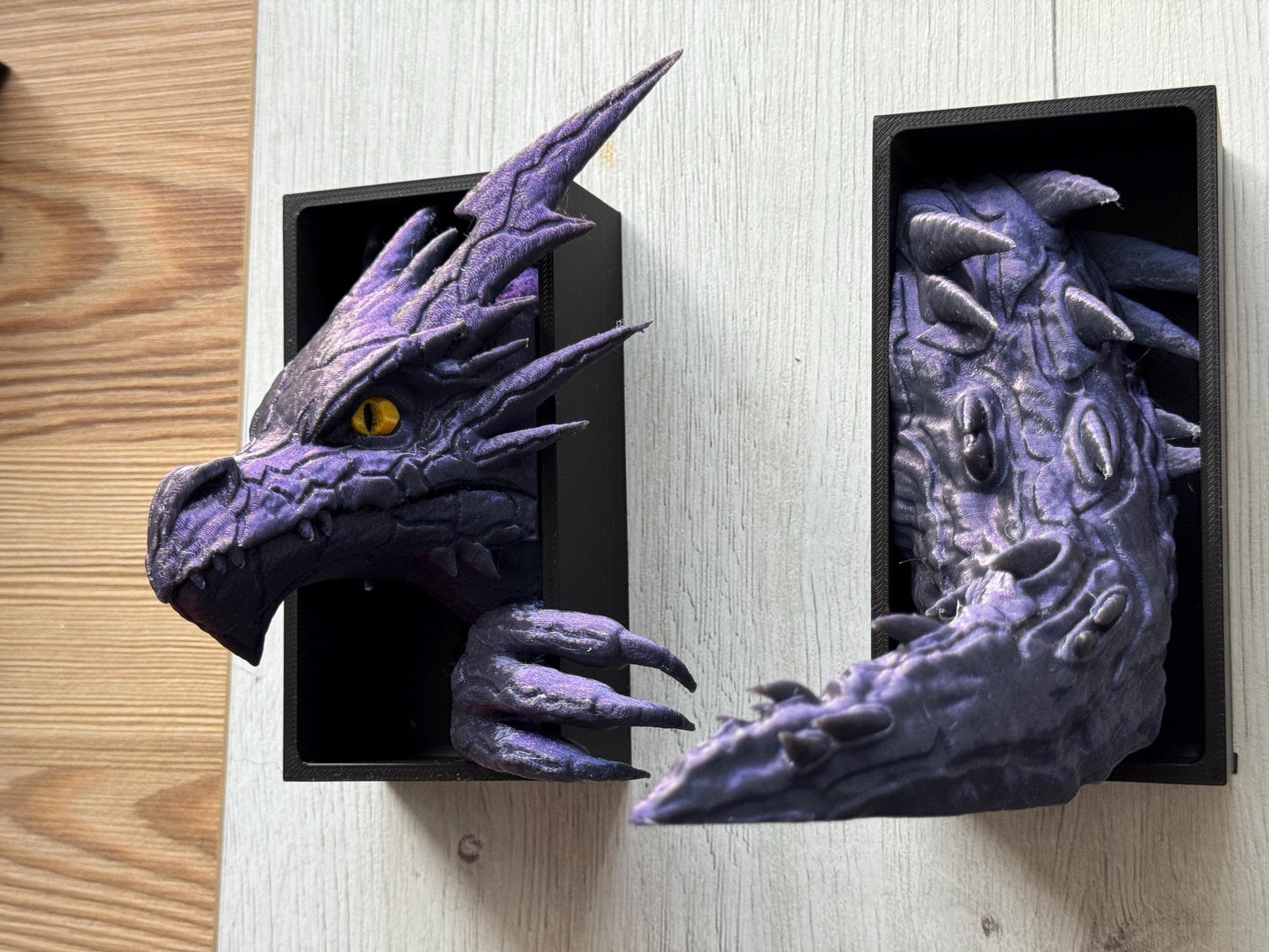 Sujetalibros Dragón Relámpago Feroz – Decoración de fantasía para estanterías | Tamaños mediano y grande | Regalo de dragón para amantes de la lectura