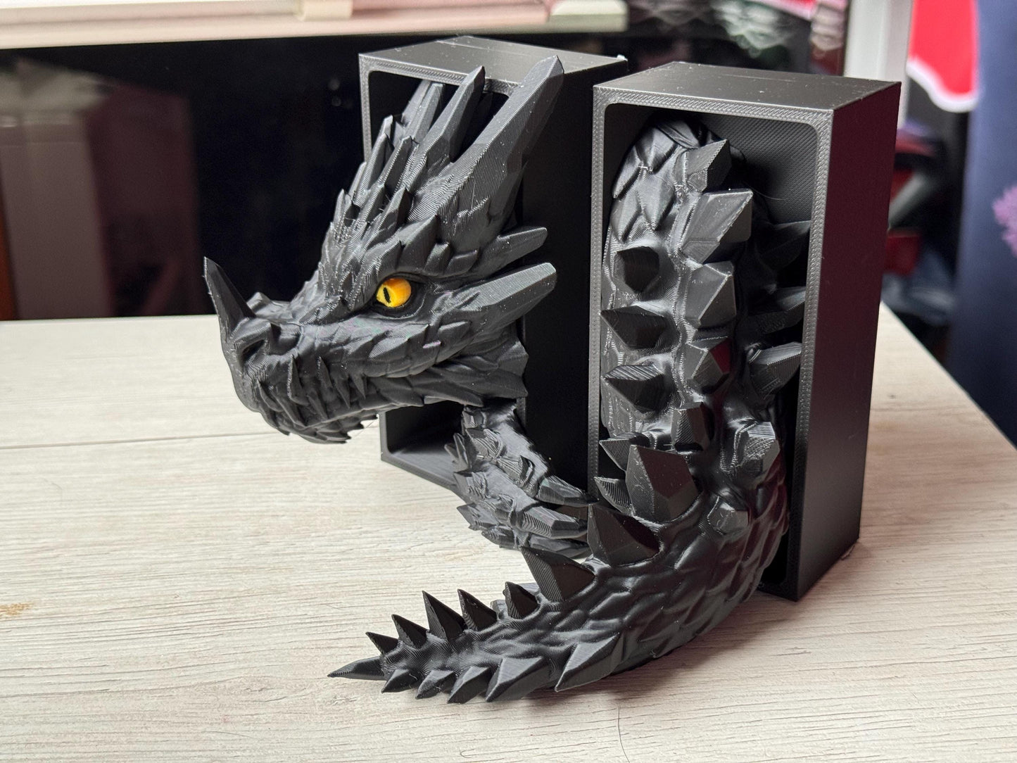 Sujetalibros de Dragón de Cristal Feroz – Decoración de fantasía para estanterías | Tamaños mediano y grande | Regalo de dragón para amantes de la lectura