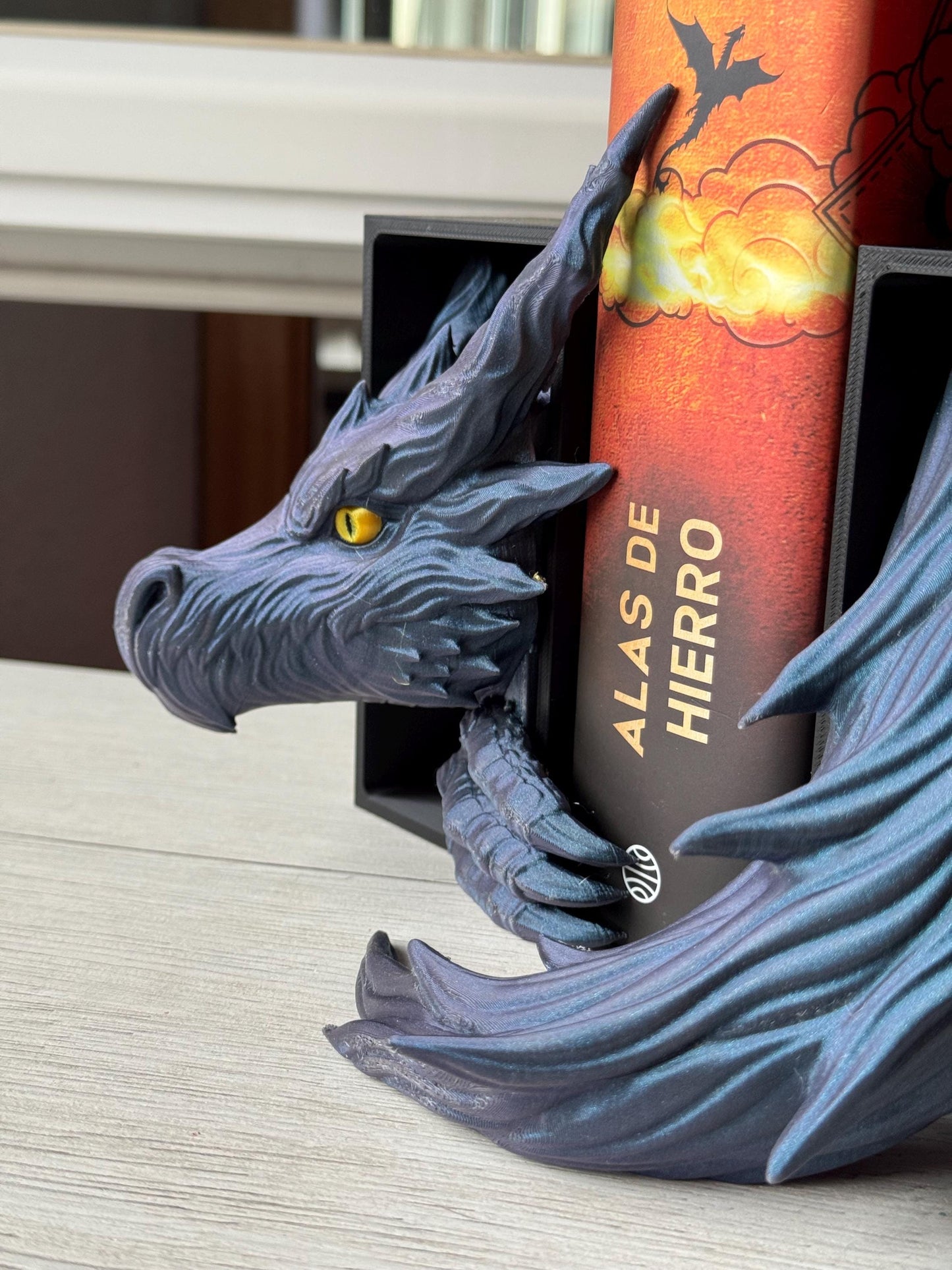 Sujetalibros Dragón de Sombra Feroz – Decoración de fantasía para estanterías | Tamaños mediano y grande | Regalo de dragón para amantes de la lectura
