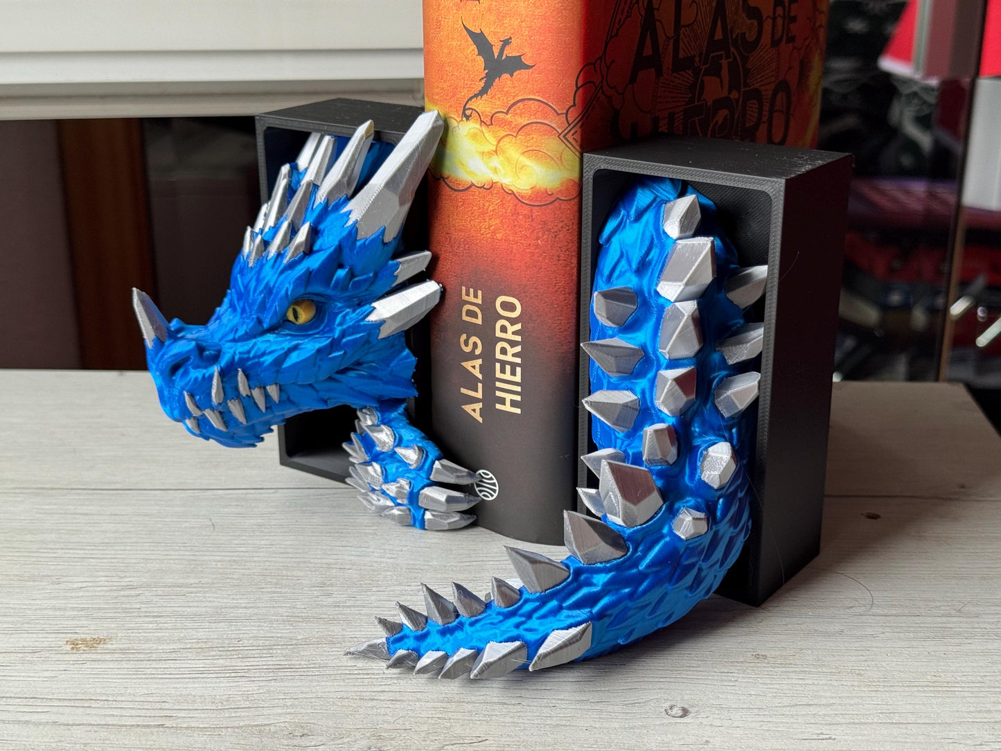 Sujetalibros de Dragón de Cristal Feroz – Decoración de fantasía para estanterías | Tamaños mediano y grande | Regalo de dragón para amantes de la lectura