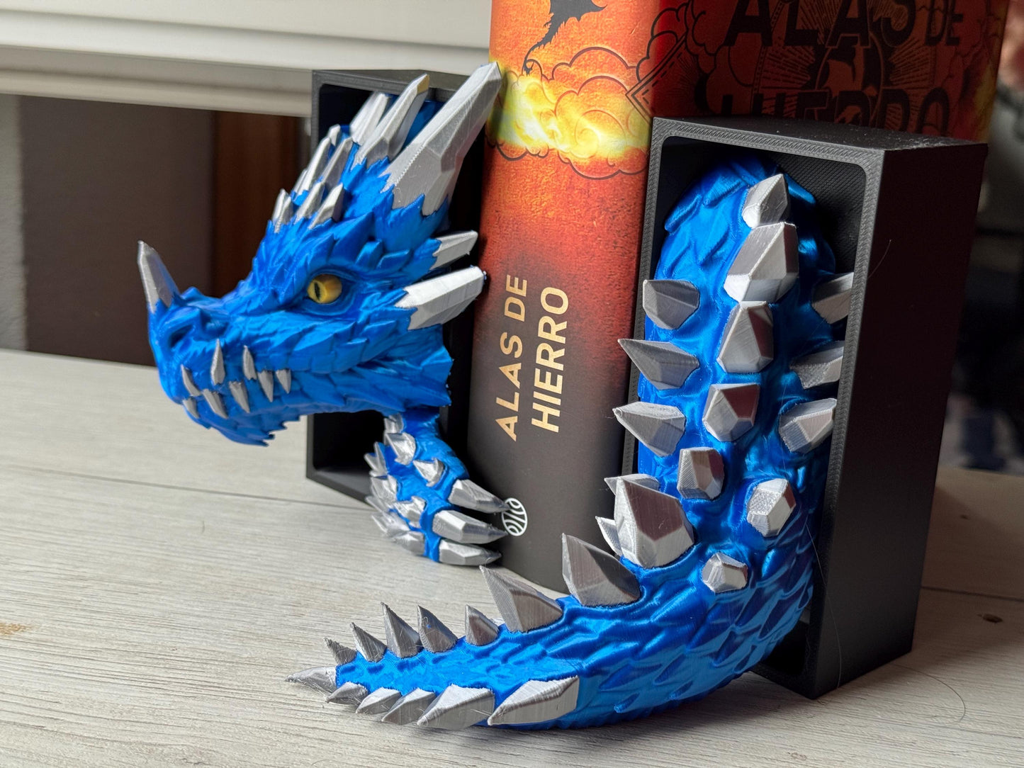 Sujetalibros de Dragón de Cristal Feroz – Decoración de fantasía para estanterías | Tamaños mediano y grande | Regalo de dragón para amantes de la lectura