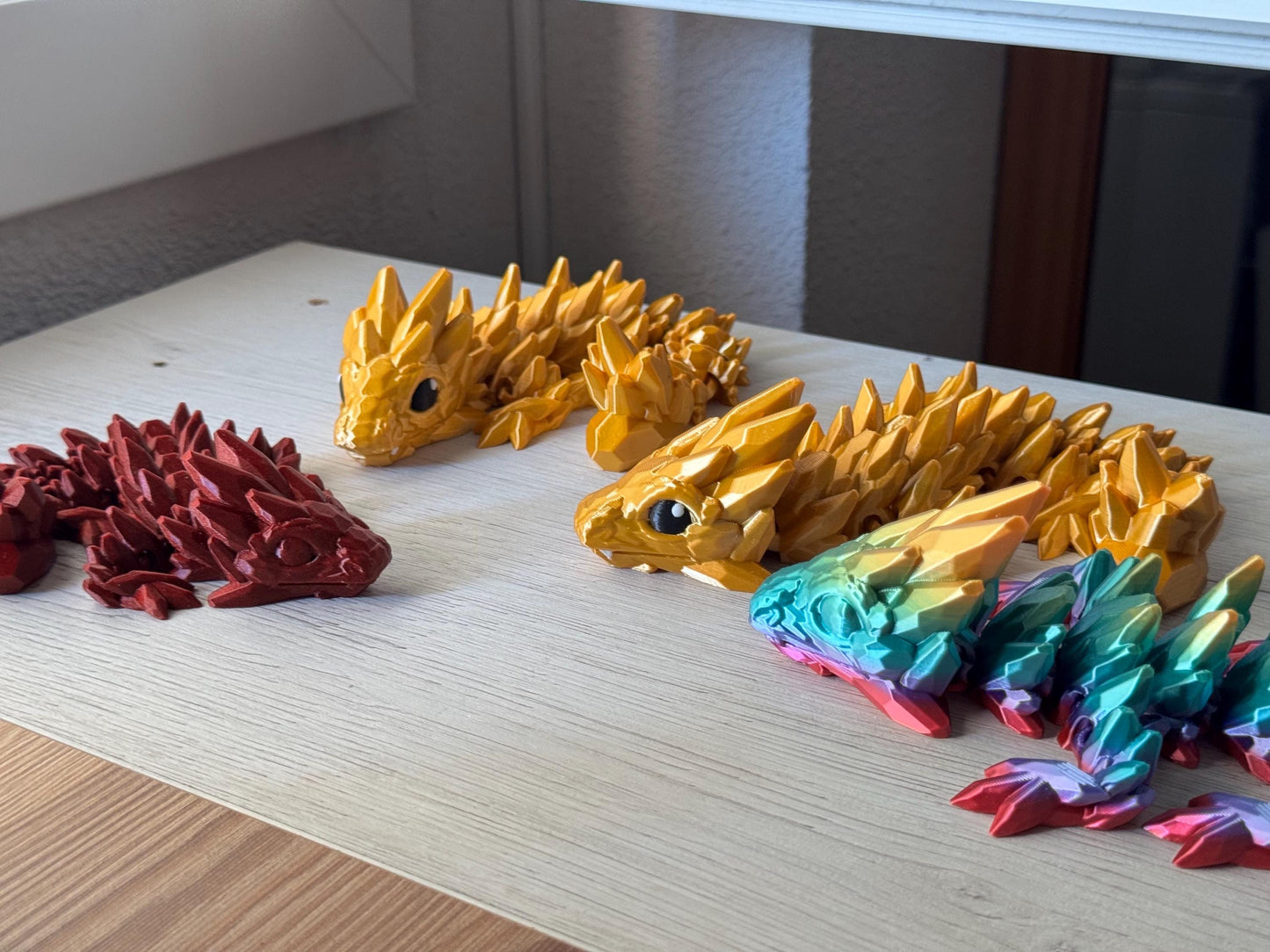 Bebé dragón de gemas articulado - regalo para amantes de los dragones, dragón impreso, figuras para escritorio