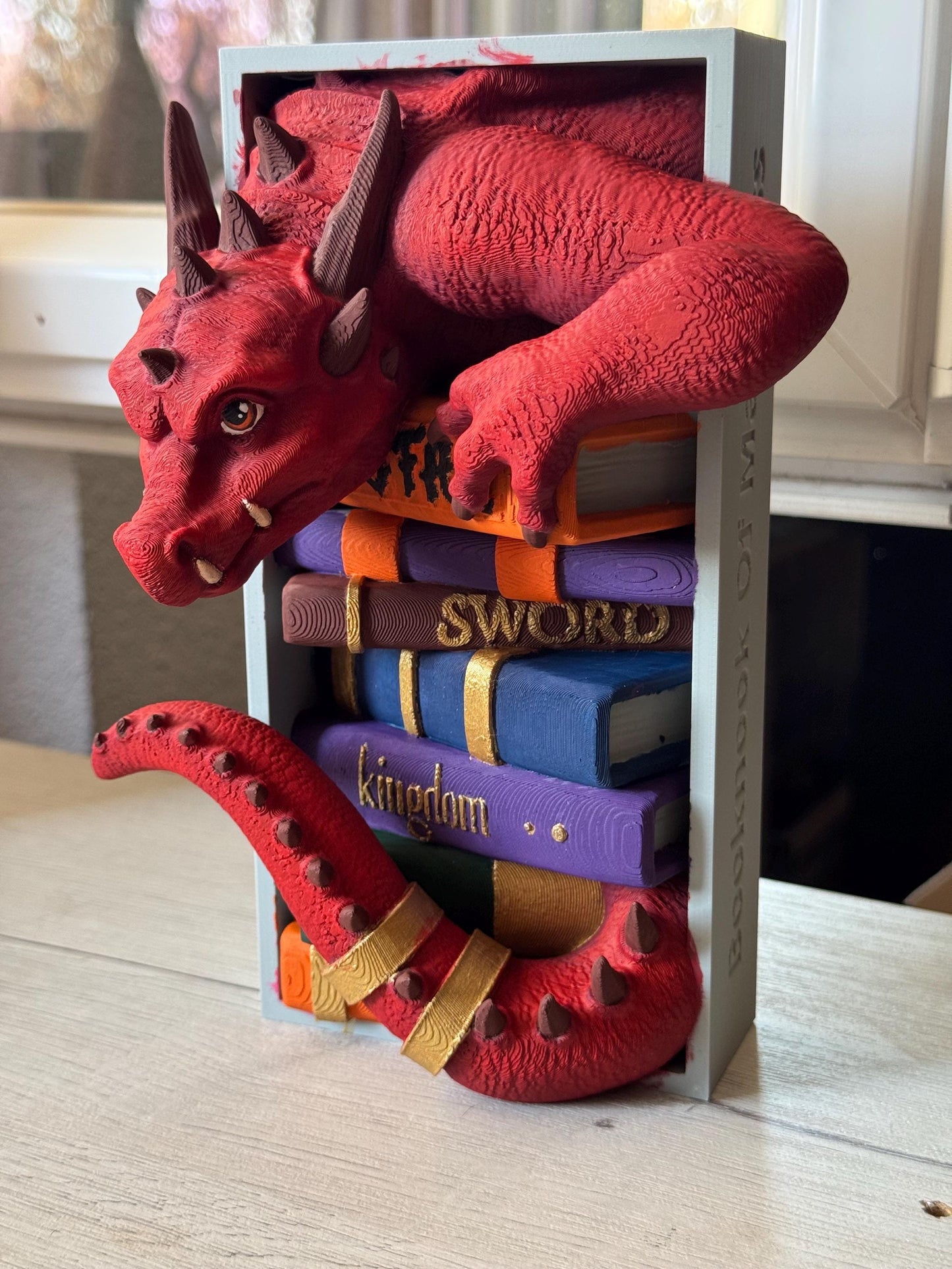Sujetalibros Bebé Dragón –Decoración fantástica | Regalo para lectores | Decoración Fantástica para Librería | Dragón pintado a mano