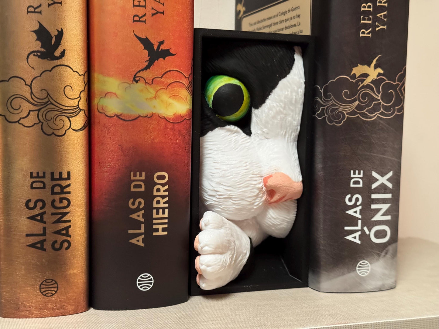 Gato Curioso Decorativo para Librería – Book Nook 3D Personalizable y Pintado a Mano – Regalo Original para Amantes de Gatos y Libros