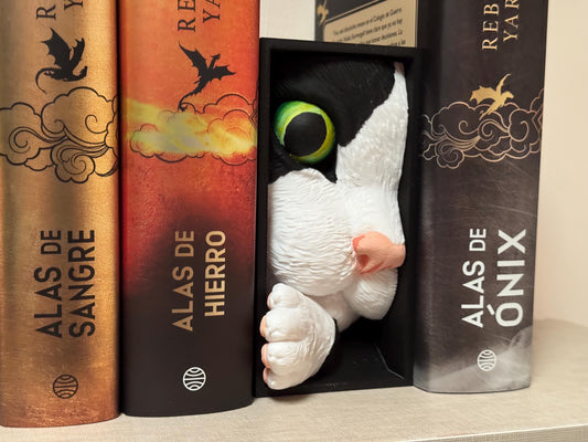 Gato Curioso Decorativo para Librería – Book Nook 3D Personalizable y Pintado a Mano – Regalo Original para Amantes de Gatos y Libros