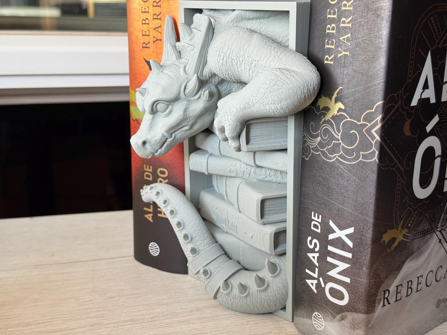 Sujetalibros Bebé Dragón –Decoración fantástica | Regalo para lectores | Decoración Fantástica para Librería | Dragón pintado a mano