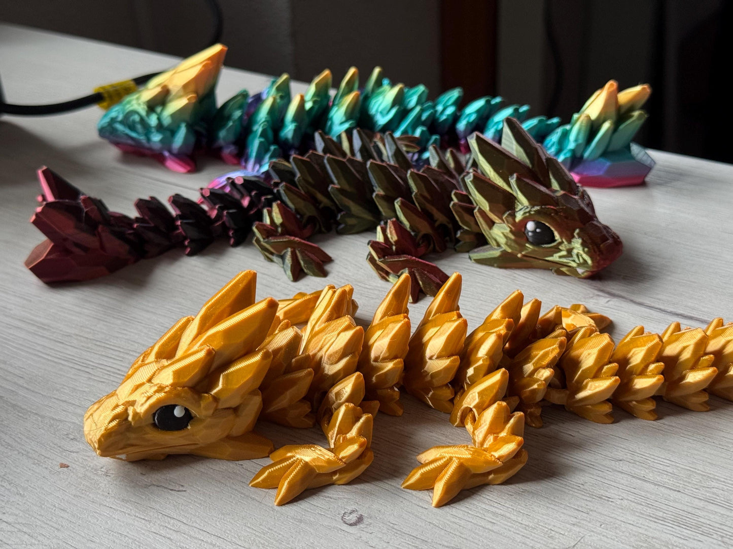 Bebé dragón de gemas articulado - regalo para amantes de los dragones, dragón impreso, figuras para escritorio