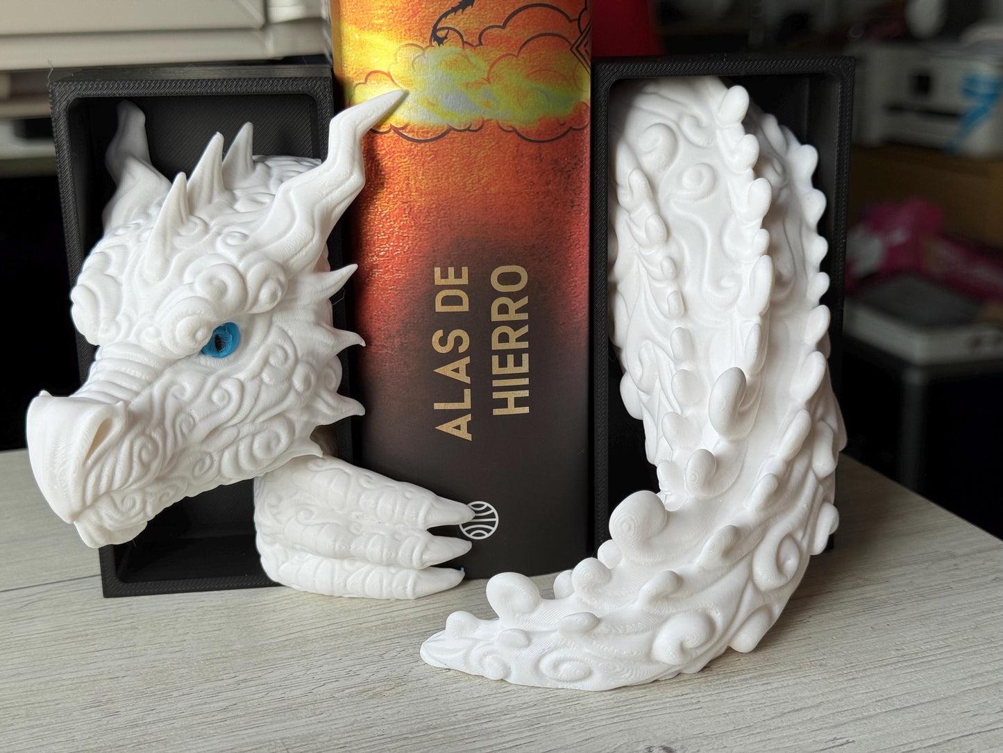 Sujetalibros Dragón Nube Feroz – Decoración de fantasía para estanterías | Tamaños mediano y grande | Regalo de dragón para amantes de la lectura