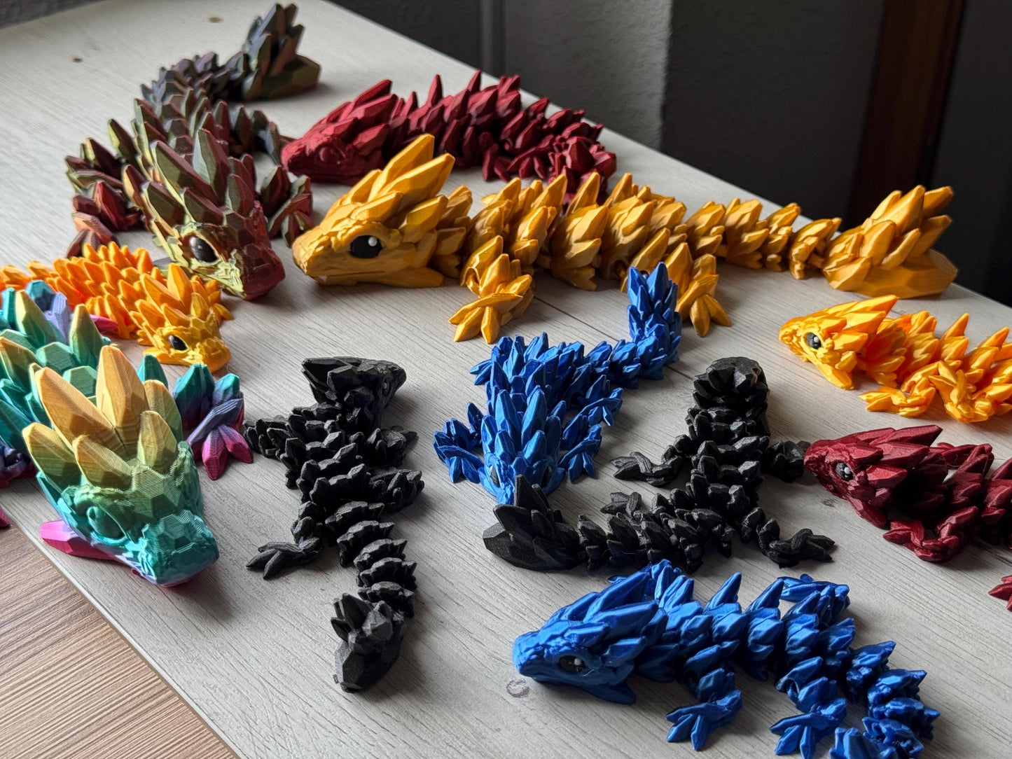 Bebé dragón de gemas articulado - regalo para amantes de los dragones, dragón impreso, figuras para escritorio