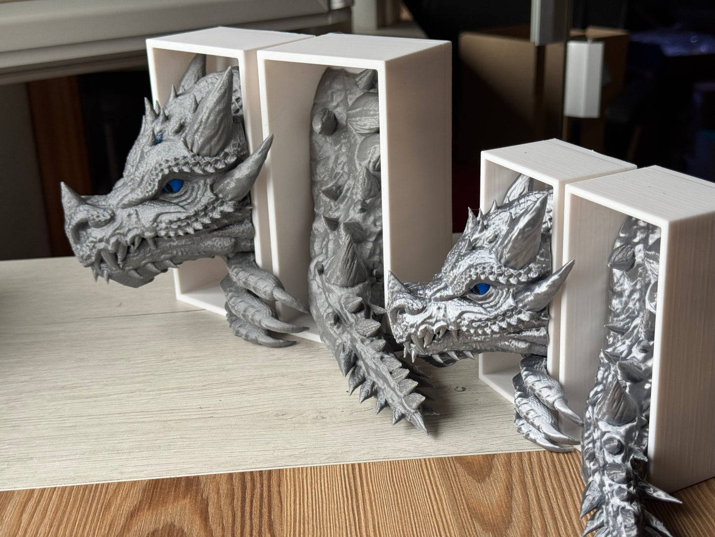 Fierce Dragon Bookend V2 – Fantasy Decor for Bookshelves | 20cm height | Dragon Gift for Book Lovers | Dragon head + tail