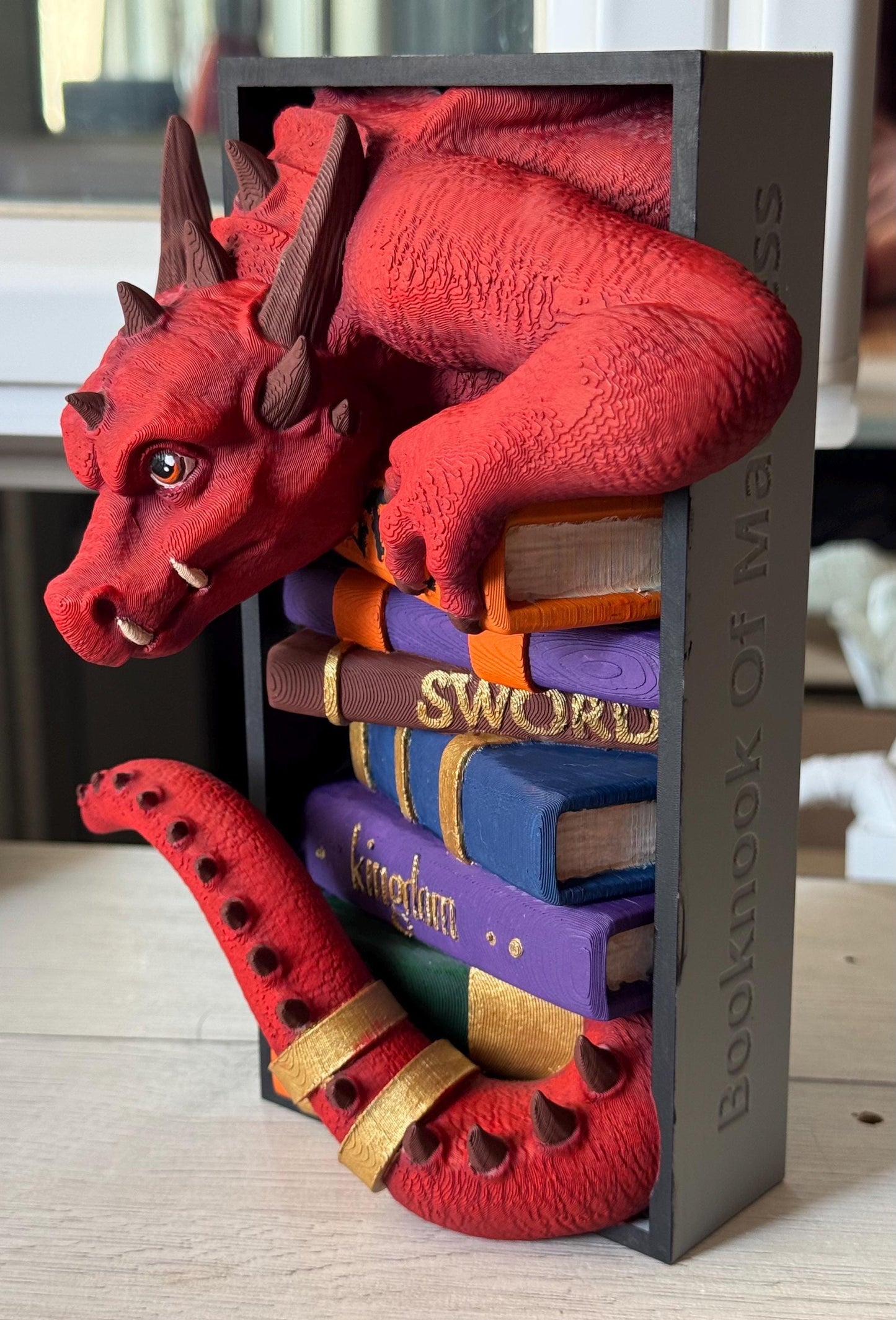 Sujetalibros Bebé Dragón –Decoración fantástica | Regalo para lectores | Decoración Fantástica para Librería | Dragón pintado a mano
