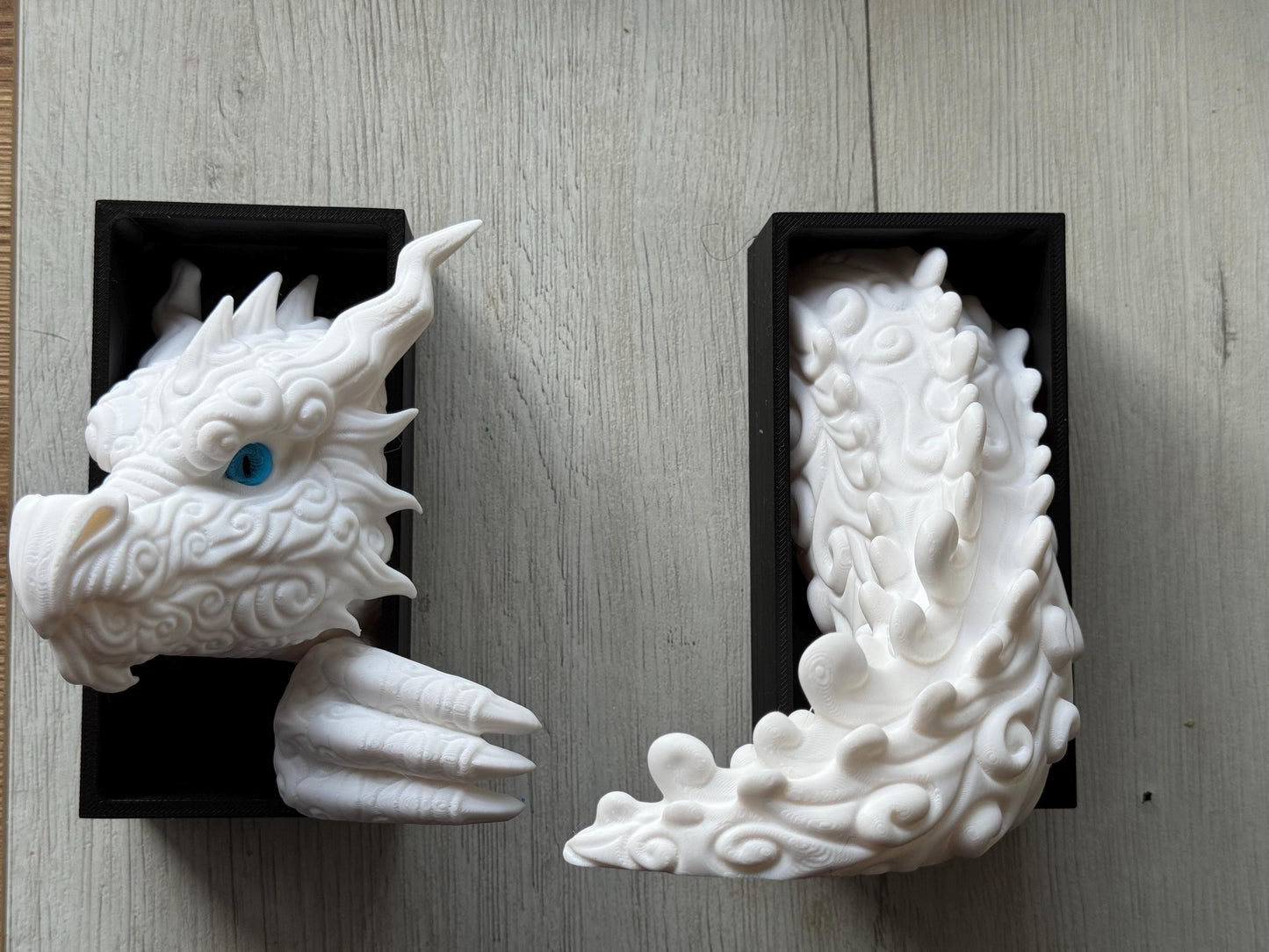 Sujetalibros Dragón Nube Feroz – Decoración de fantasía para estanterías | Tamaños mediano y grande | Regalo de dragón para amantes de la lectura