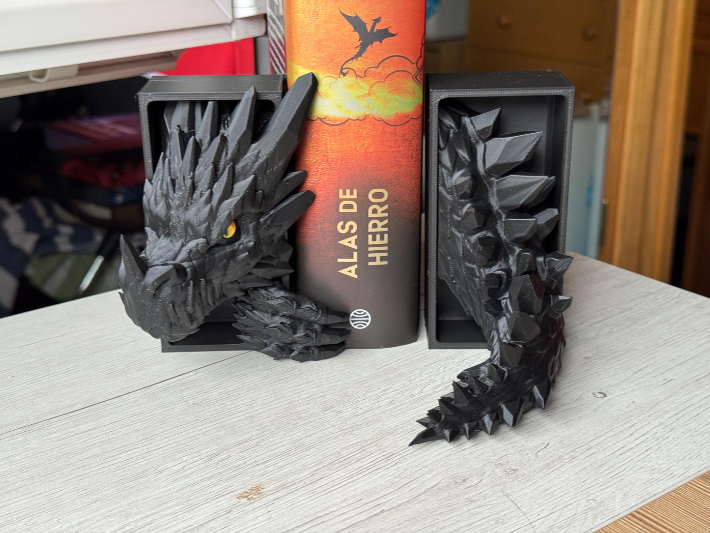 Mini sujetalibros de dragón de cristal – Decoración de fantasía pintada a mano | Regalo personalizado para amantes de los libros | Accesorio de estantería con forma de dragón pequeño