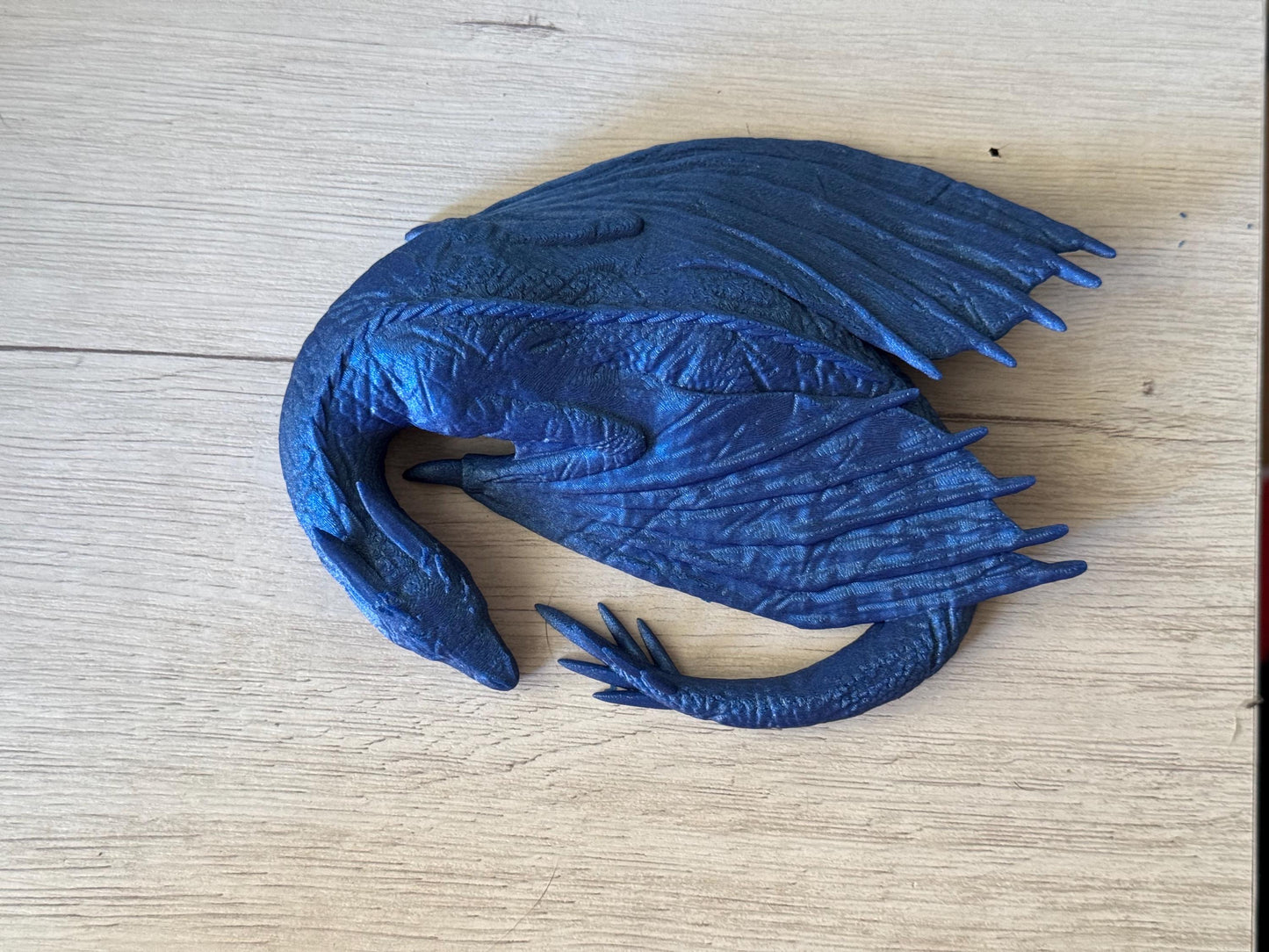 Figura de wyvern durmiente - Dragón feroz | Decoración de estantería | Decoración de fantasía | Decoración de estanterías