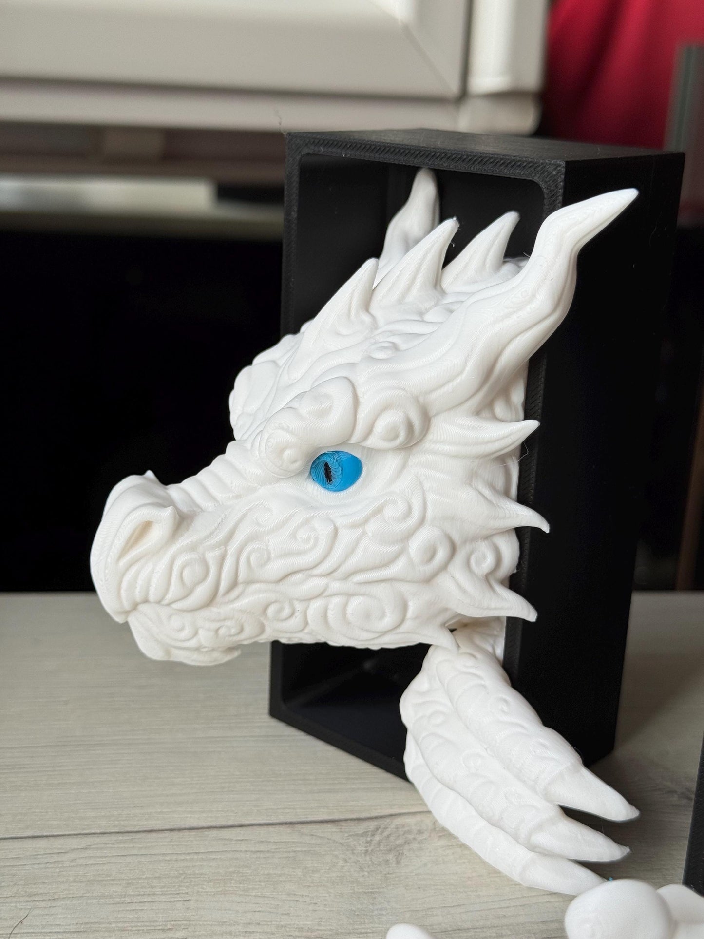 Sujetalibros Dragón Nube Feroz – Decoración de fantasía para estanterías | Tamaños mediano y grande | Regalo de dragón para amantes de la lectura