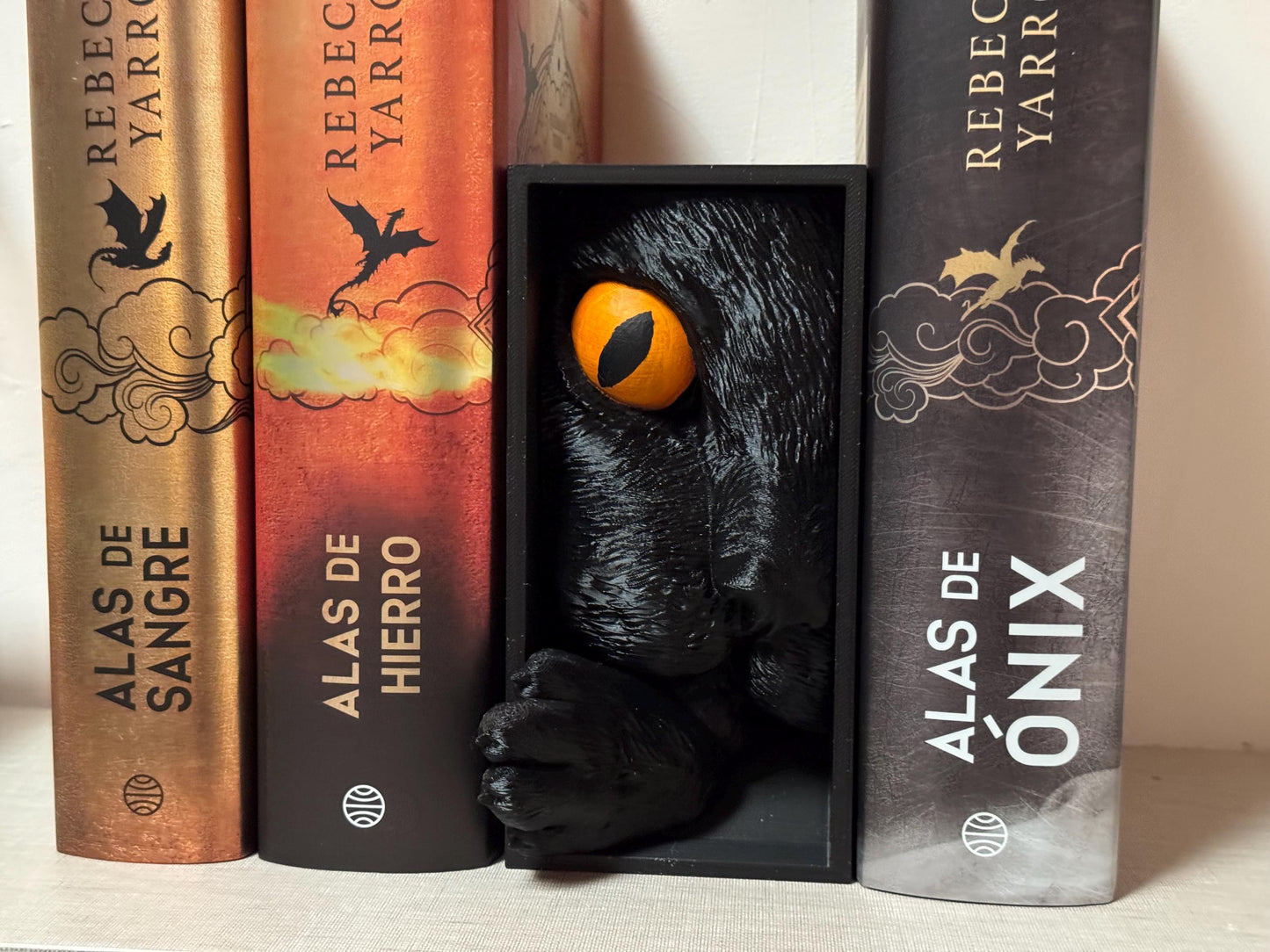 Gato Curioso Decorativo para Librería – Book Nook 3D Personalizable y Pintado a Mano – Regalo Original para Amantes de Gatos y Libros