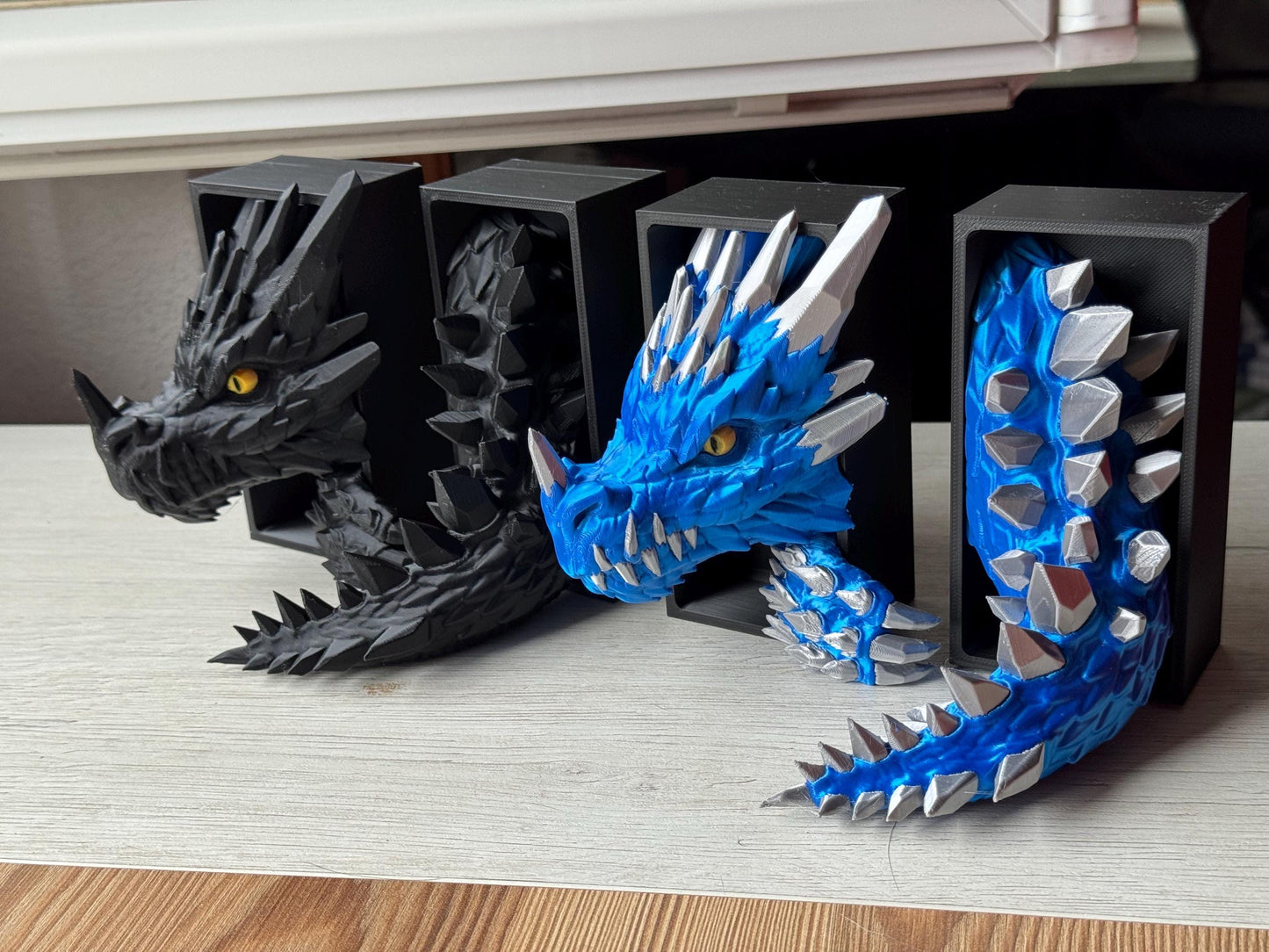 Sujetalibros de Dragón de Cristal Feroz – Decoración de fantasía para estanterías | Tamaños mediano y grande | Regalo de dragón para amantes de la lectura