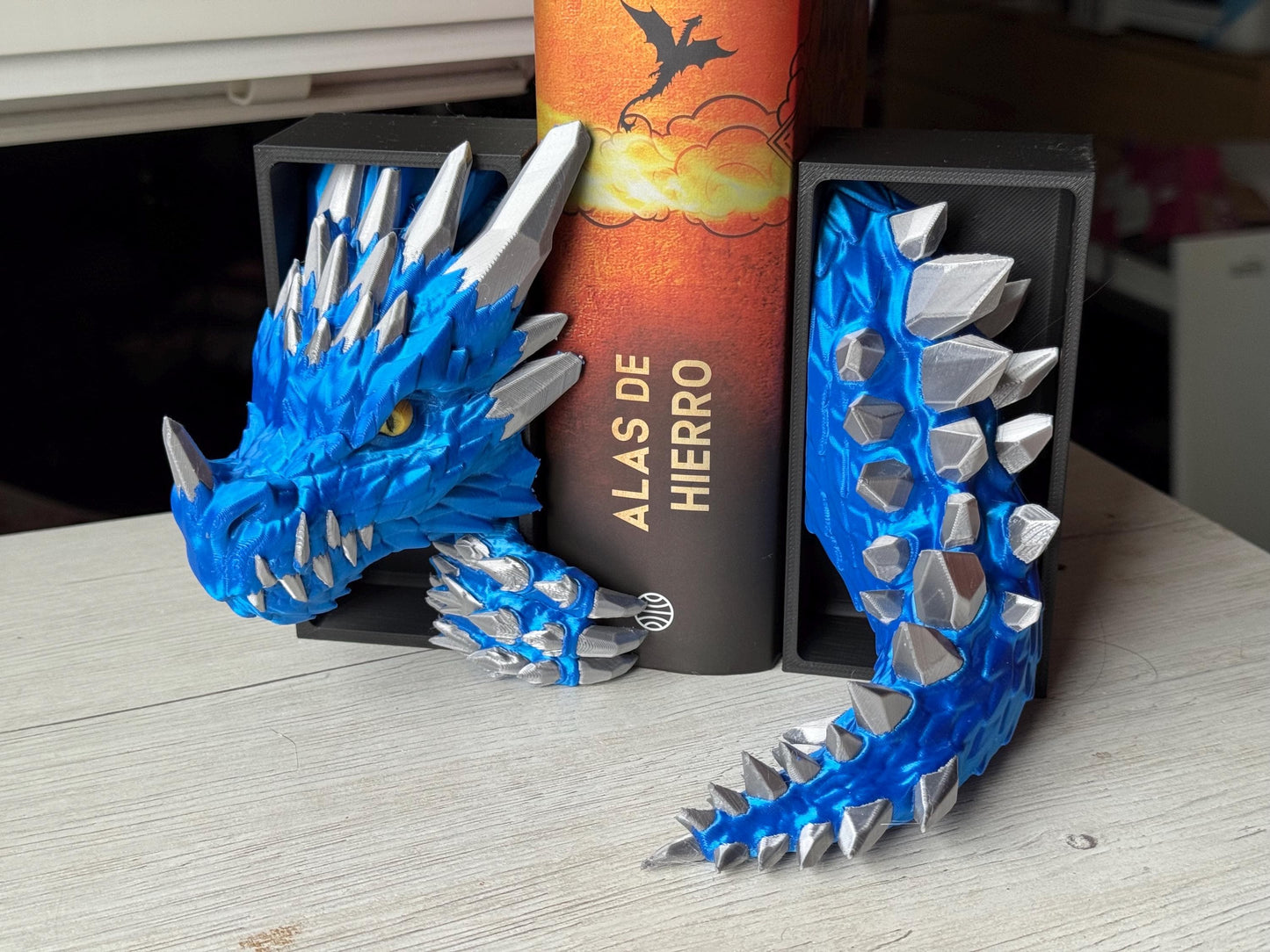 Sujetalibros de Dragón de Cristal Feroz – Decoración de fantasía para estanterías | Tamaños mediano y grande | Regalo de dragón para amantes de la lectura