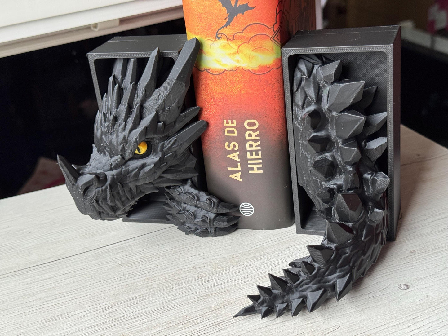 Sujetalibros de Dragón de Cristal Feroz – Decoración de fantasía para estanterías | Tamaños mediano y grande | Regalo de dragón para amantes de la lectura