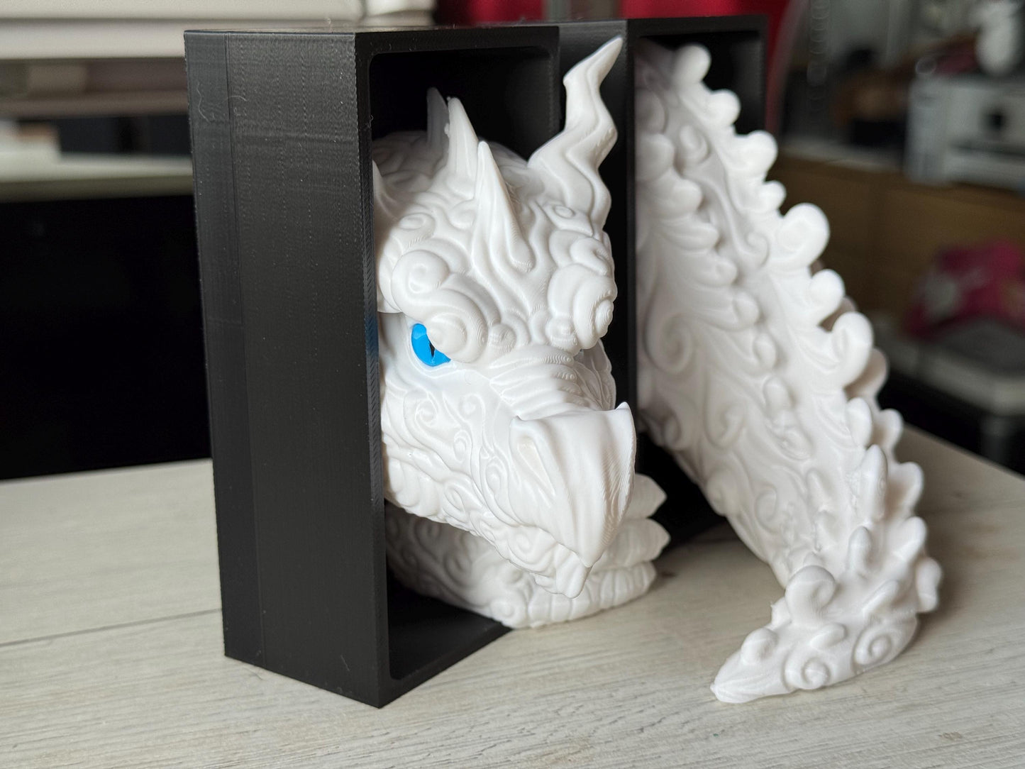 Sujetalibros Dragón Nube Feroz – Decoración de fantasía para estanterías | Tamaños mediano y grande | Regalo de dragón para amantes de la lectura