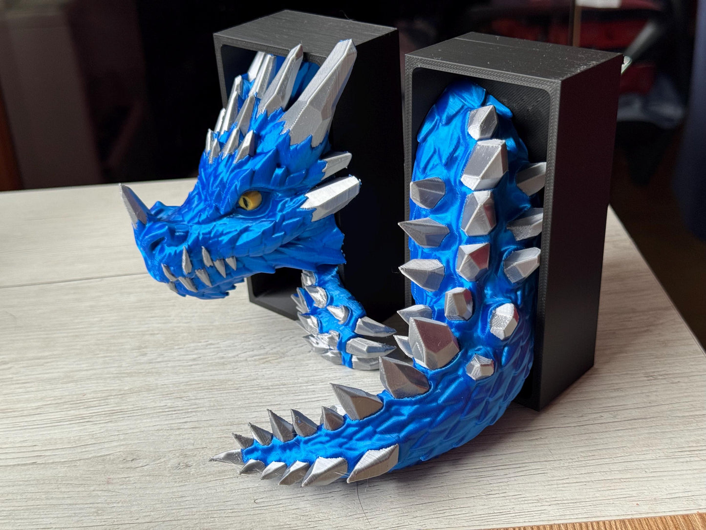 Sujetalibros de Dragón de Cristal Feroz – Decoración de fantasía para estanterías | Tamaños mediano y grande | Regalo de dragón para amantes de la lectura