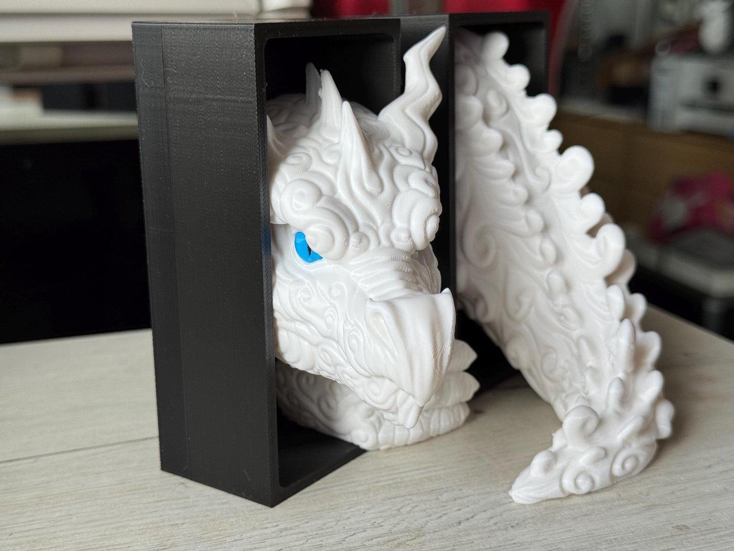 Sujetalibros Mini Dragón Nube – Decoración de fantasía pintada a mano | Regalo personalizado para amantes de los libros | Accesorio de estantería con forma de dragón pequeño