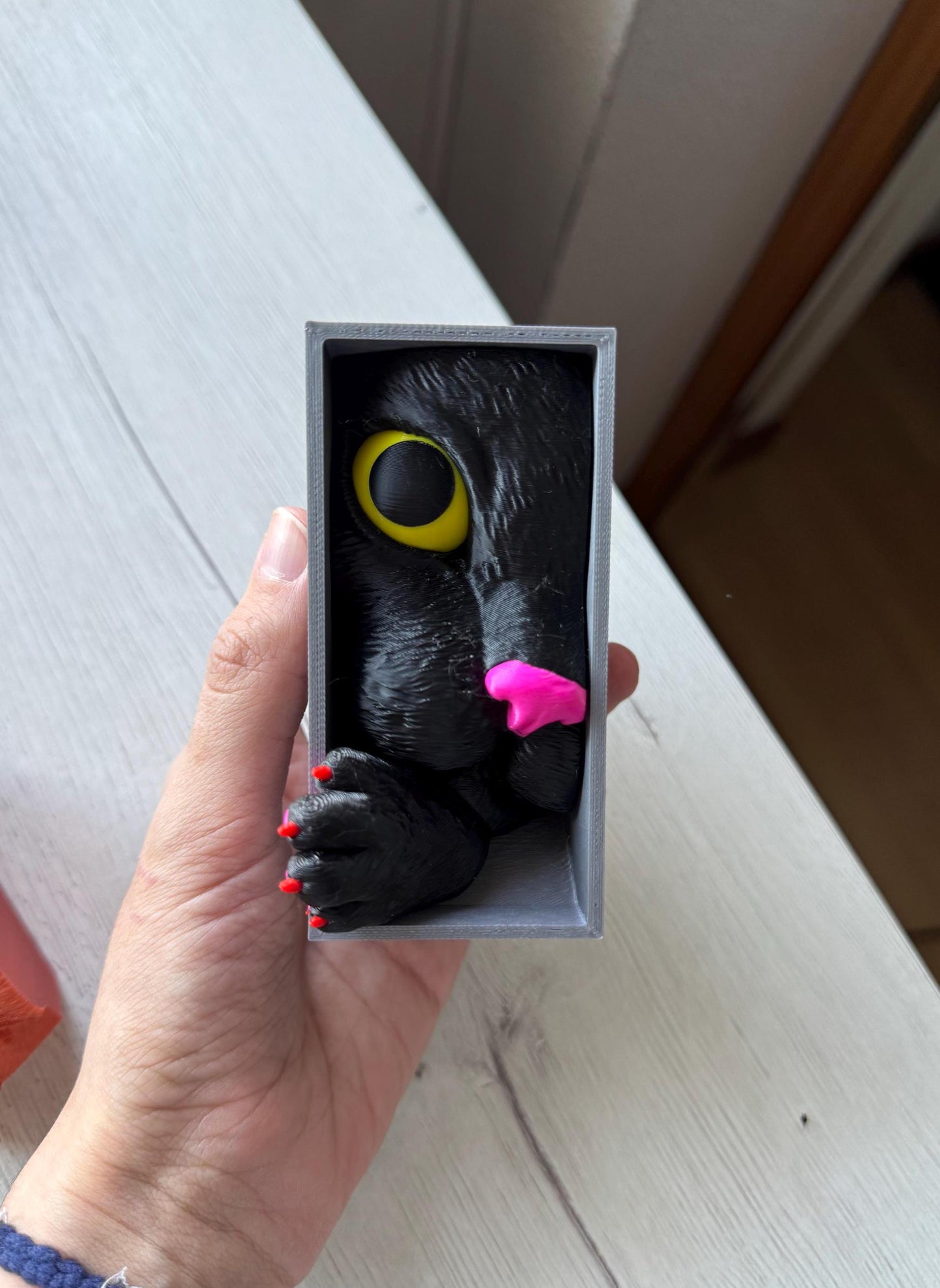 Gato Curioso Decorativo para Librería – Book Nook 3D Personalizable y Pintado a Mano – Regalo Original para Amantes de Gatos y Libros