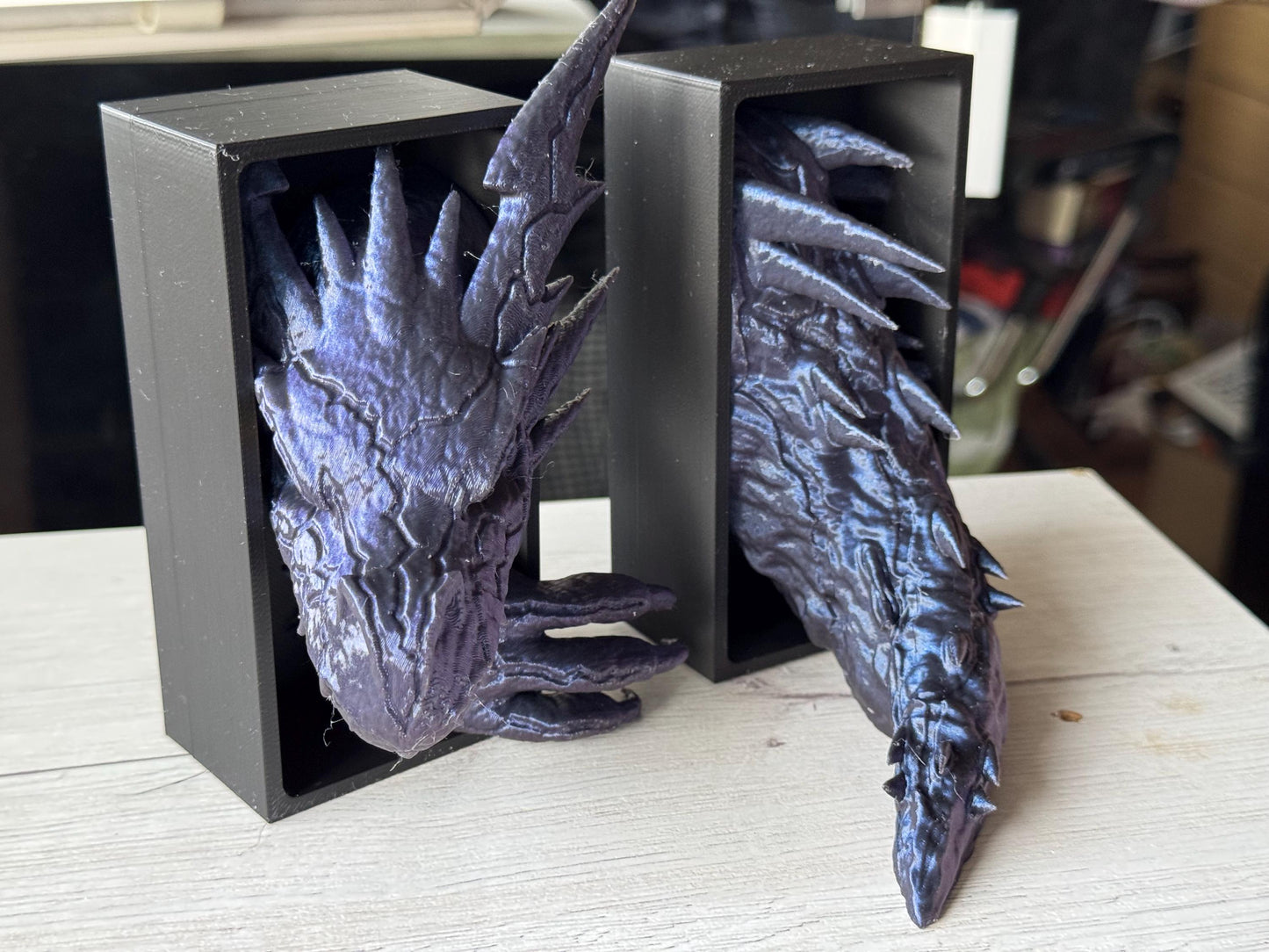 Sujetalibros Dragón Relámpago Feroz – Decoración de fantasía para estanterías | Tamaños mediano y grande | Regalo de dragón para amantes de la lectura