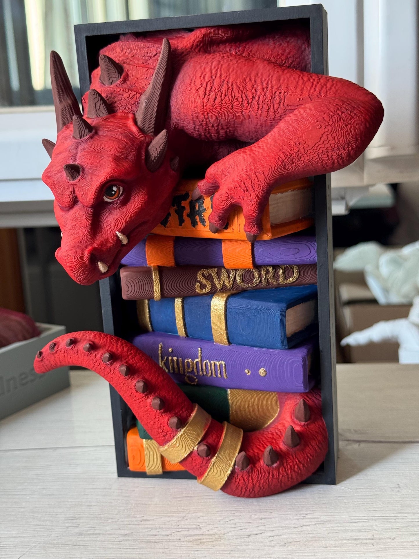 Sujetalibros Bebé Dragón –Decoración fantástica | Regalo para lectores | Decoración Fantástica para Librería | Dragón pintado a mano