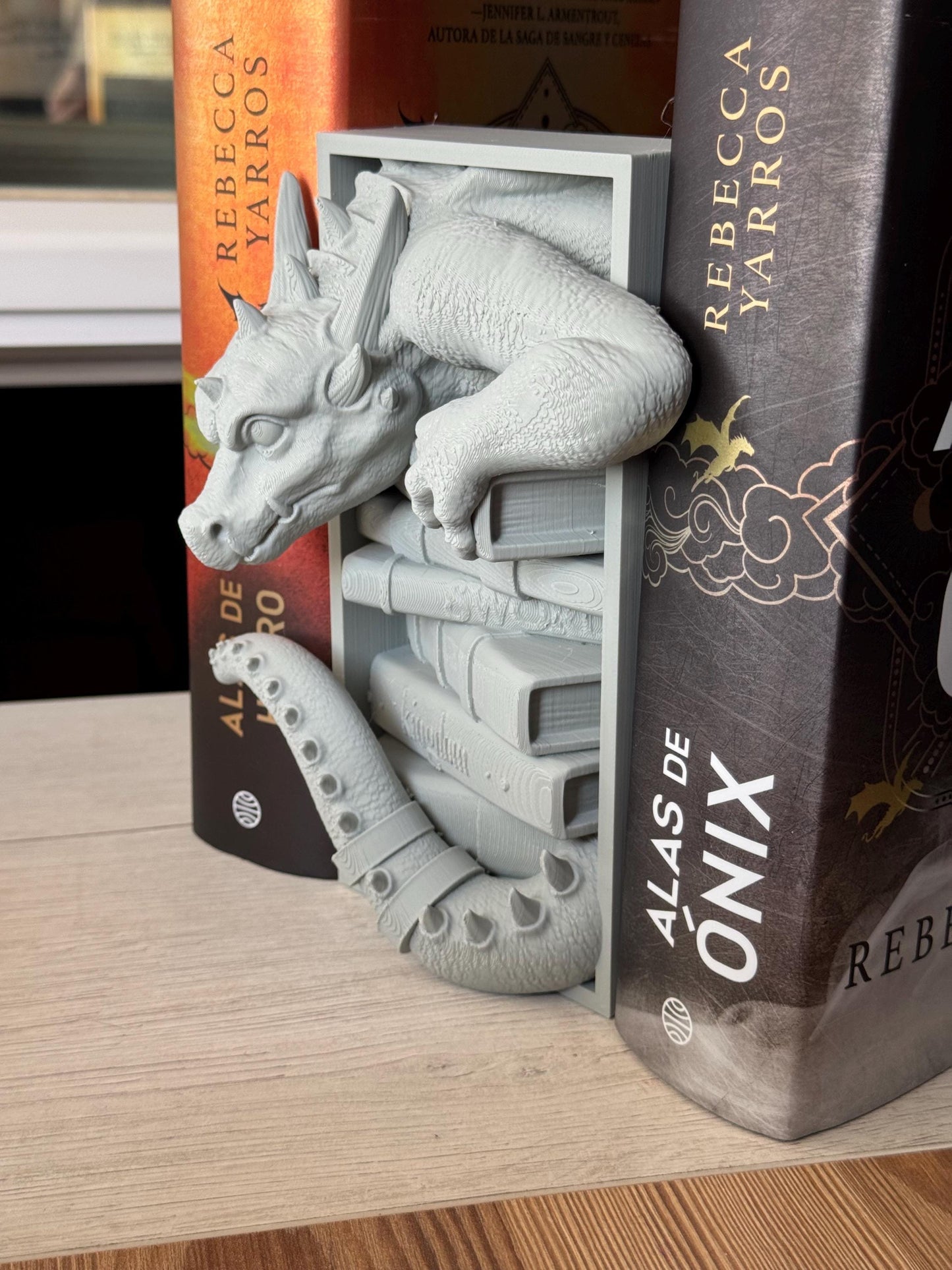 Sujetalibros Bebé Dragón –Decoración fantástica | Regalo para lectores | Decoración Fantástica para Librería | Dragón pintado a mano