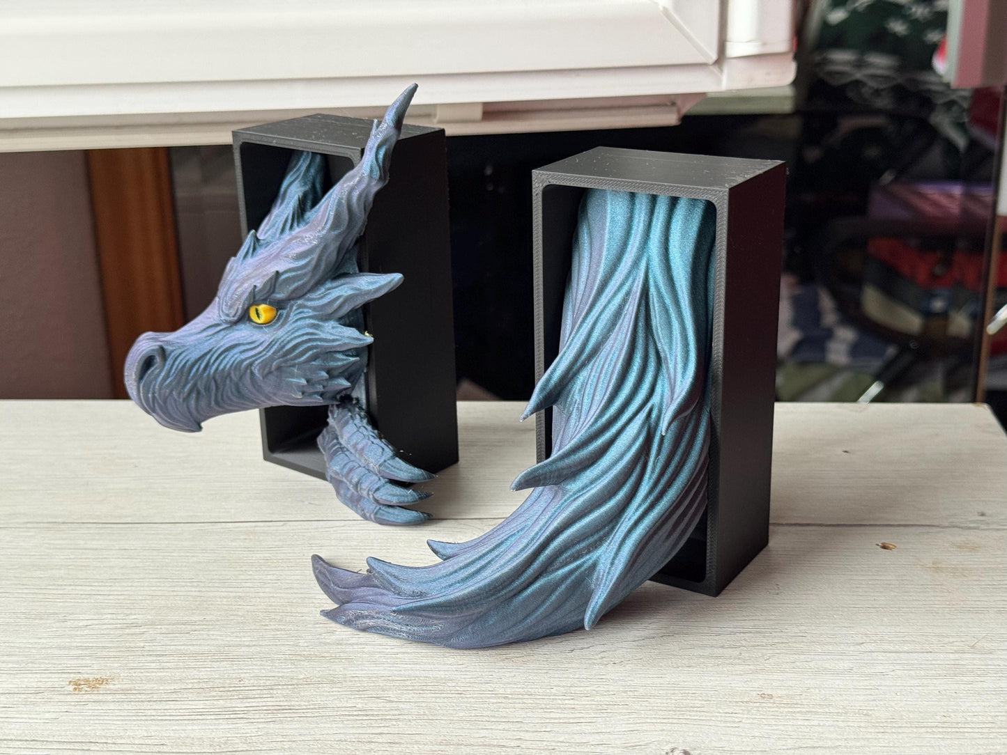 Sujetalibros Dragón de Sombra Feroz – Decoración de fantasía para estanterías | Tamaños mediano y grande | Regalo de dragón para amantes de la lectura