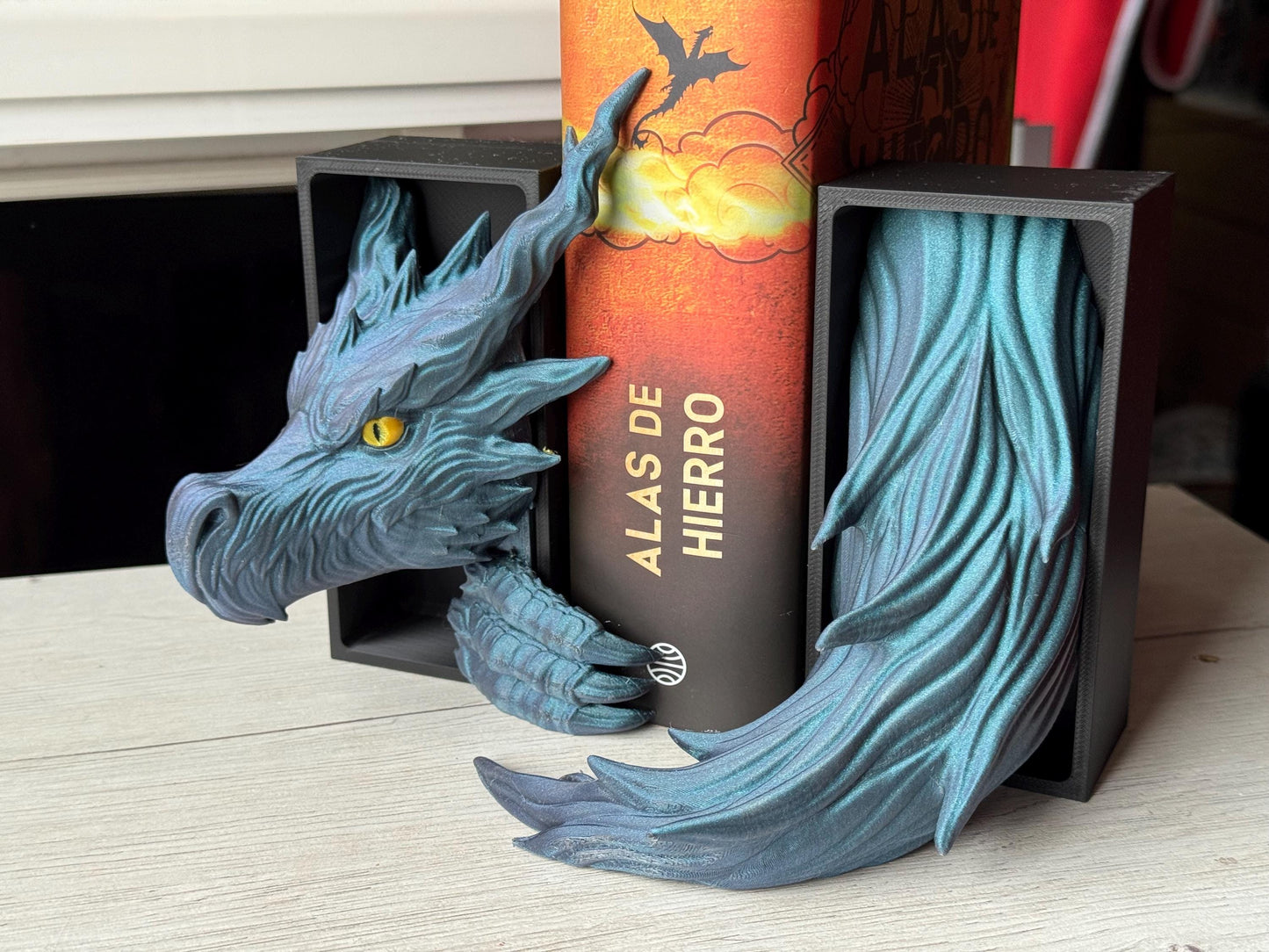 Sujetalibros Dragón de Sombra Feroz – Decoración de fantasía para estanterías | Tamaños mediano y grande | Regalo de dragón para amantes de la lectura