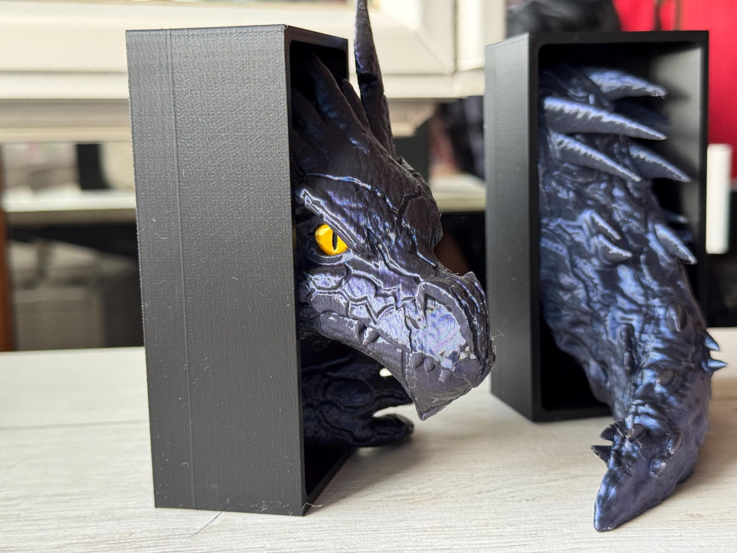 Sujetalibros Dragón Relámpago Feroz – Decoración de fantasía para estanterías | Tamaños mediano y grande | Regalo de dragón para amantes de la lectura